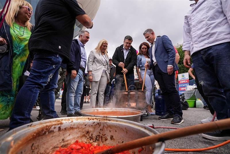 Ο Α. Τζιτζικώστας στις εκδηλώσεις για τα 94 χρόνια λαϊκών αγορών στην πλατεία Αριστοτέλους φωτο1 (29/5/2023)