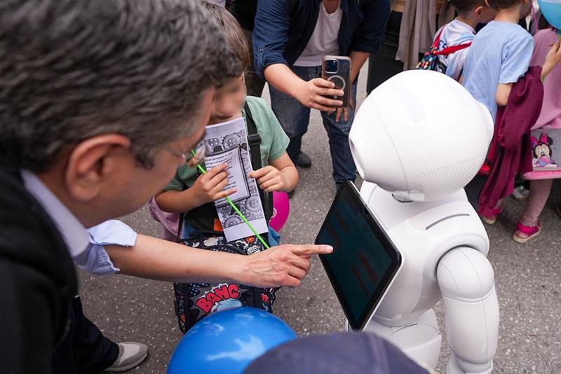 Ο Α. Τζιτζικώστας στις εκδηλώσεις για τα 94 χρόνια λαϊκών αγορών στην πλατεία Αριστοτέλους φωτο3 (29/5/2023)