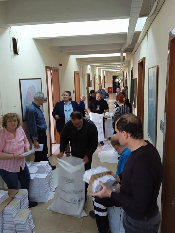 Προετοιμασία σάκων εκλογικού υλικού (19/5/2023)