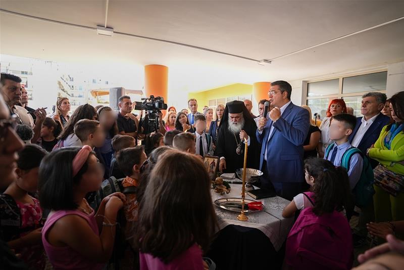 Στον αγιασμό και τα εγκαίνια του 24ου Δημοτικού Σχολείου Ευόσμου, που κατασκευάστηκε με πόρους της Περιφέρειας Κεντρικής Μακεδονίας, ο Περιφερειάρχης Απόστολος Τζιτζικώστας φώτο 3 (11/9/2023)