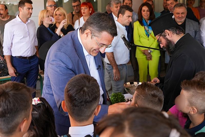 Στον αγιασμό και τα εγκαίνια του 24ου Δημοτικού Σχολείου Ευόσμου, που κατασκευάστηκε με πόρους της Περιφέρειας Κεντρικής Μακεδονίας, ο Περιφερειάρχης Απόστολος Τζιτζικώστας φώτο 4 (11/9/2023)
