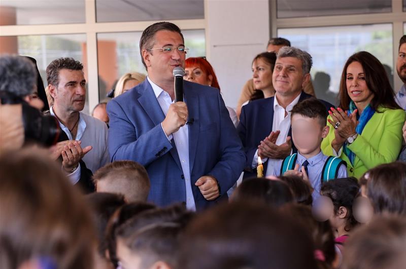 Στον αγιασμό και τα εγκαίνια του 24ου Δημοτικού Σχολείου Ευόσμου, που κατασκευάστηκε με πόρους της Περιφέρειας Κεντρικής Μακεδονίας, ο Περιφερειάρχης Απόστολος Τζιτζικώστας φώτο 5 (11/9/2023)