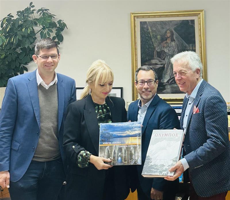 Οι δύο πλευρές αντάλλαξαν αναμνηστικά δώρα και εξέφρασαν την αμοιβαία πρόθεσή τους για μία αγαστή συνεργασία στους τομείς που συζητήθηκαν (18/10/2023)