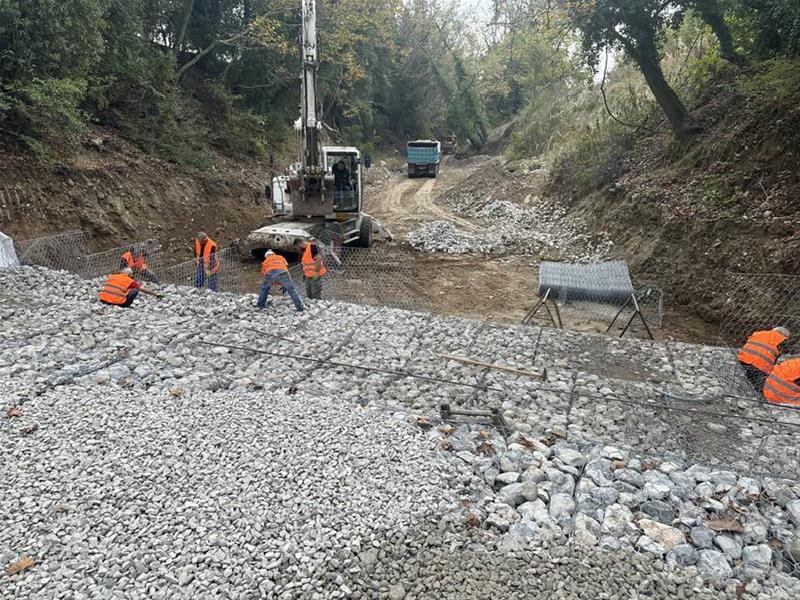 Συνεχίζονται με έντονους ρυθμούς οι εργασίες- παρεμβάσεις στο Ρέμα Παπουτσάρη (26/10/2023)