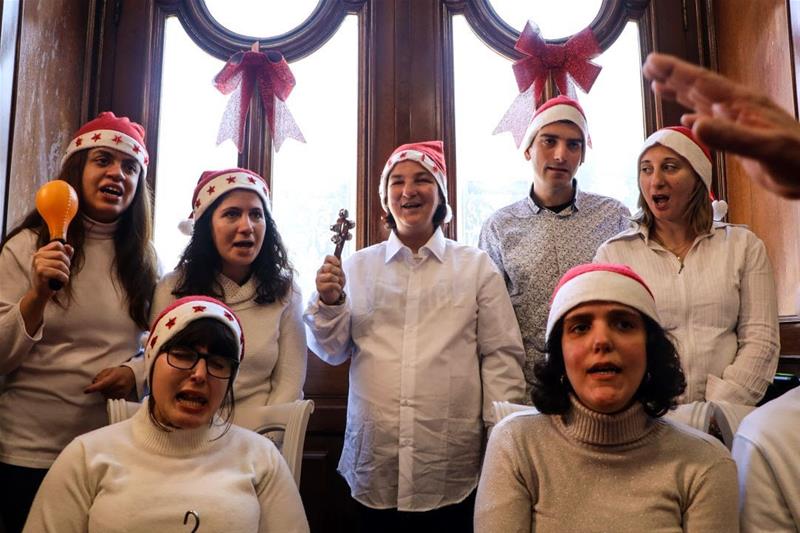 231221 Χριστουγεννιάτικα κάλαντα, παραδοσιακά τραγούδια και ευχές στον Περιφερειάρχη Απόστολο Τζιτζικώστα φωτο9 (21/12/2023)