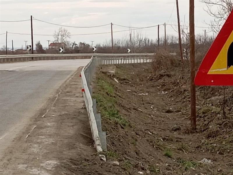 Συντήρηση και καθαρισμός τεχνικών ρείθρων, τάφρων και φρεατίων στο Εθνικό και Επαρχιακό οδικό δίκτυο, αρμοδιότητας της Π.Ε. Ημαθίας (16/2/2024)